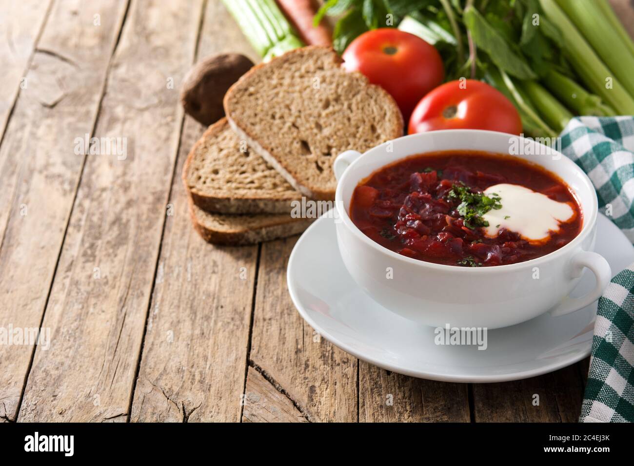Traditionelle ukrainische russische Borsch. Rote-Bete-Suppe auf Holztisch.Kopierraum Stockfoto