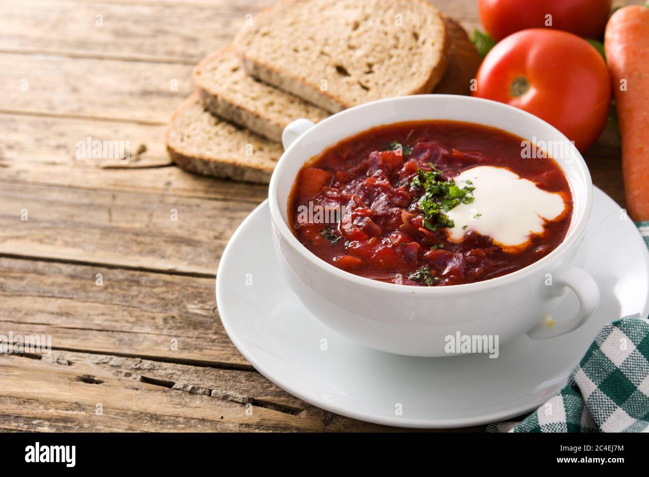 Traditionelle ukrainische russische Borsch. Rote-Bete-Suppe auf Holztisch.Kopierraum Stockfoto