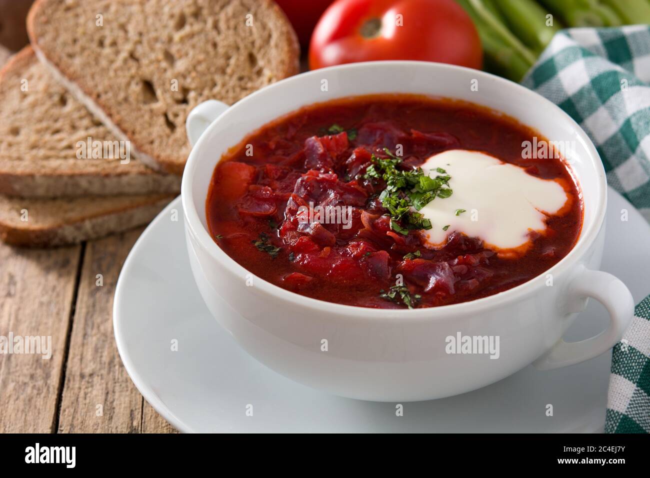 Traditionelle ukrainische russische Borsch. Rote-Bete-Suppe auf Holztisch Stockfoto