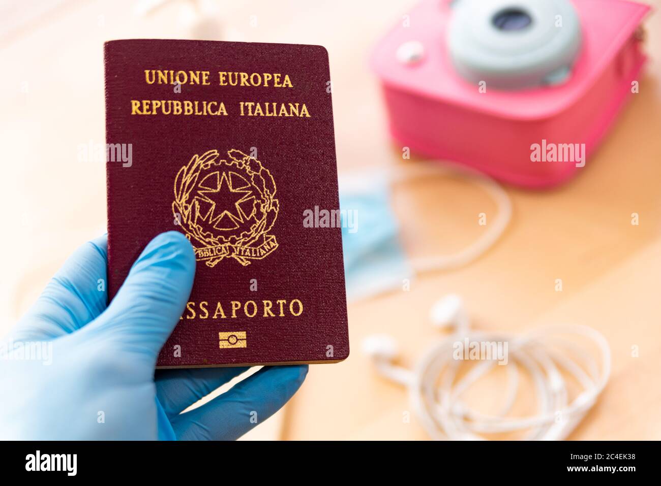 Nahaufnahme der Hände mit medizinischen Handschuhen mit Pass, ein Symbol der neuen Grenzkontrollen nach der Coronavirus Ausbreitung und Globla Ansteckung. Die t Stockfoto