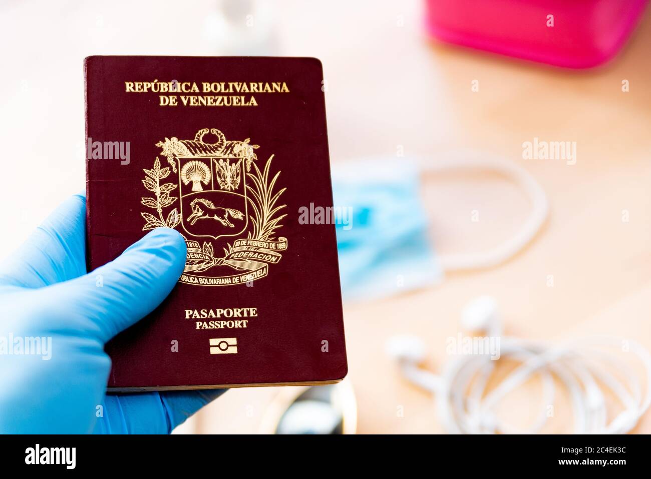 Nahaufnahme der Hände mit medizinischen Handschuhen mit Pass, ein Symbol der neuen Grenzkontrollen nach der Coronavirus Ausbreitung und Globla Ansteckung. Die t Stockfoto