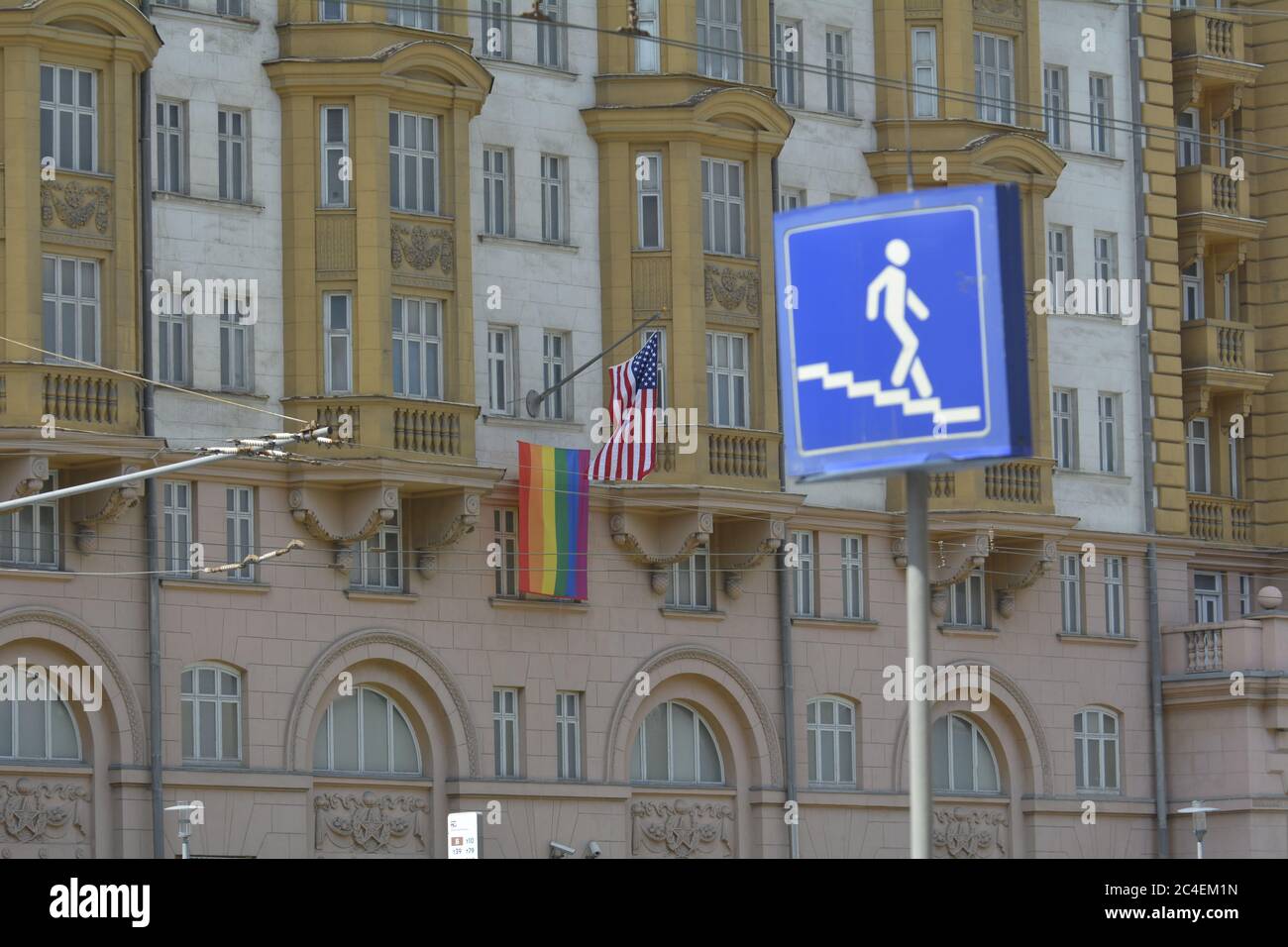 LGBT-Flagge auf dem Gebäude der US-Botschaft in Moskau. Moskau, das Zentrum. Juni 26, 2020 Stockfoto