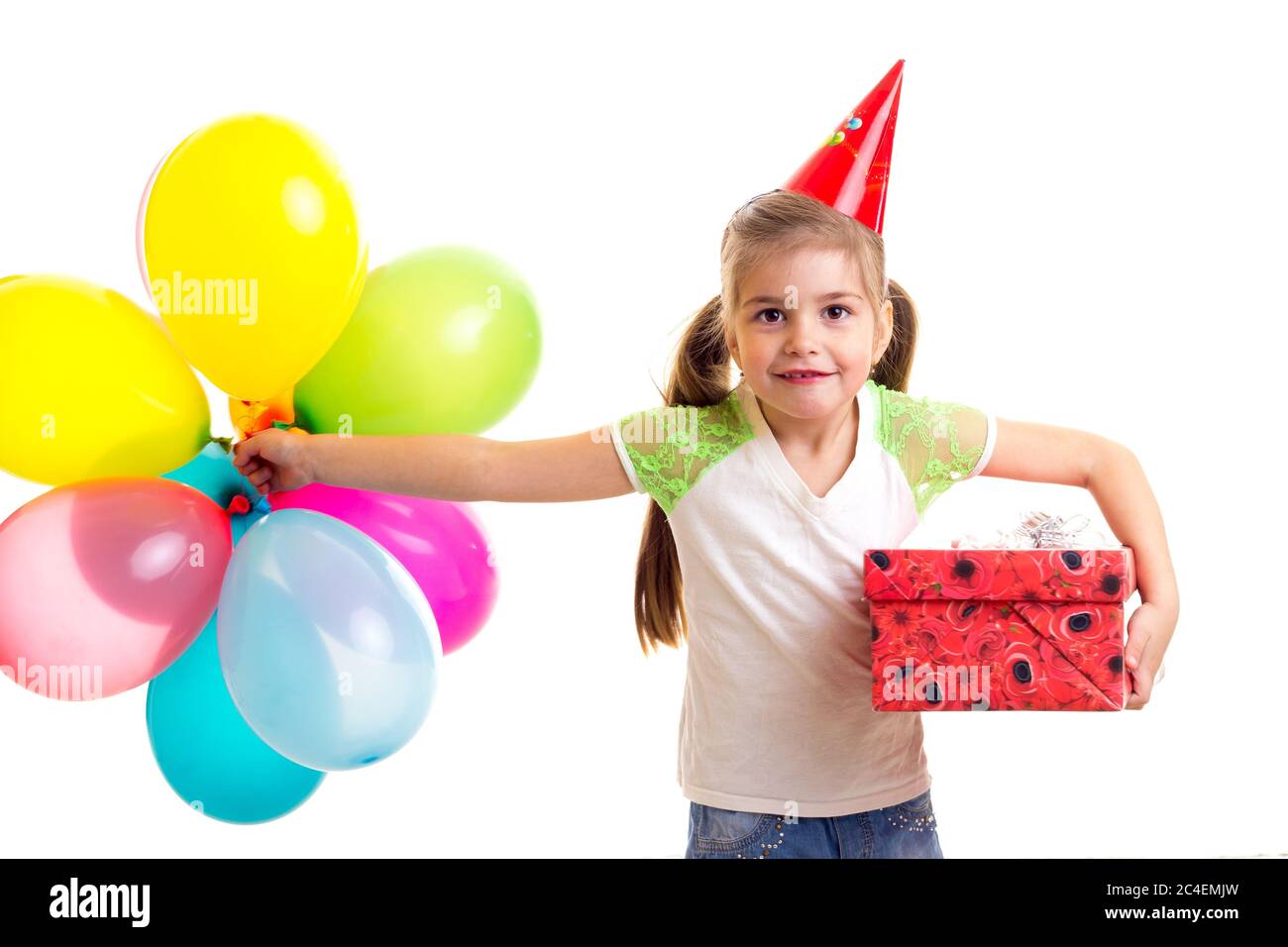 Kleines Mädchen feiert Geburtstag mit bunten Ballonen Stockfoto