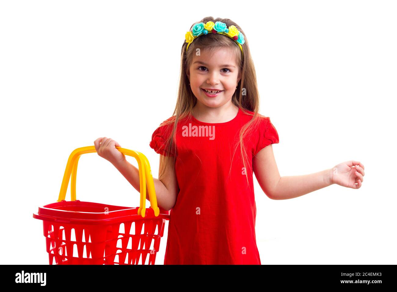 Kleines Mädchen in rotem Kleid mit Warenkorb Stockfoto