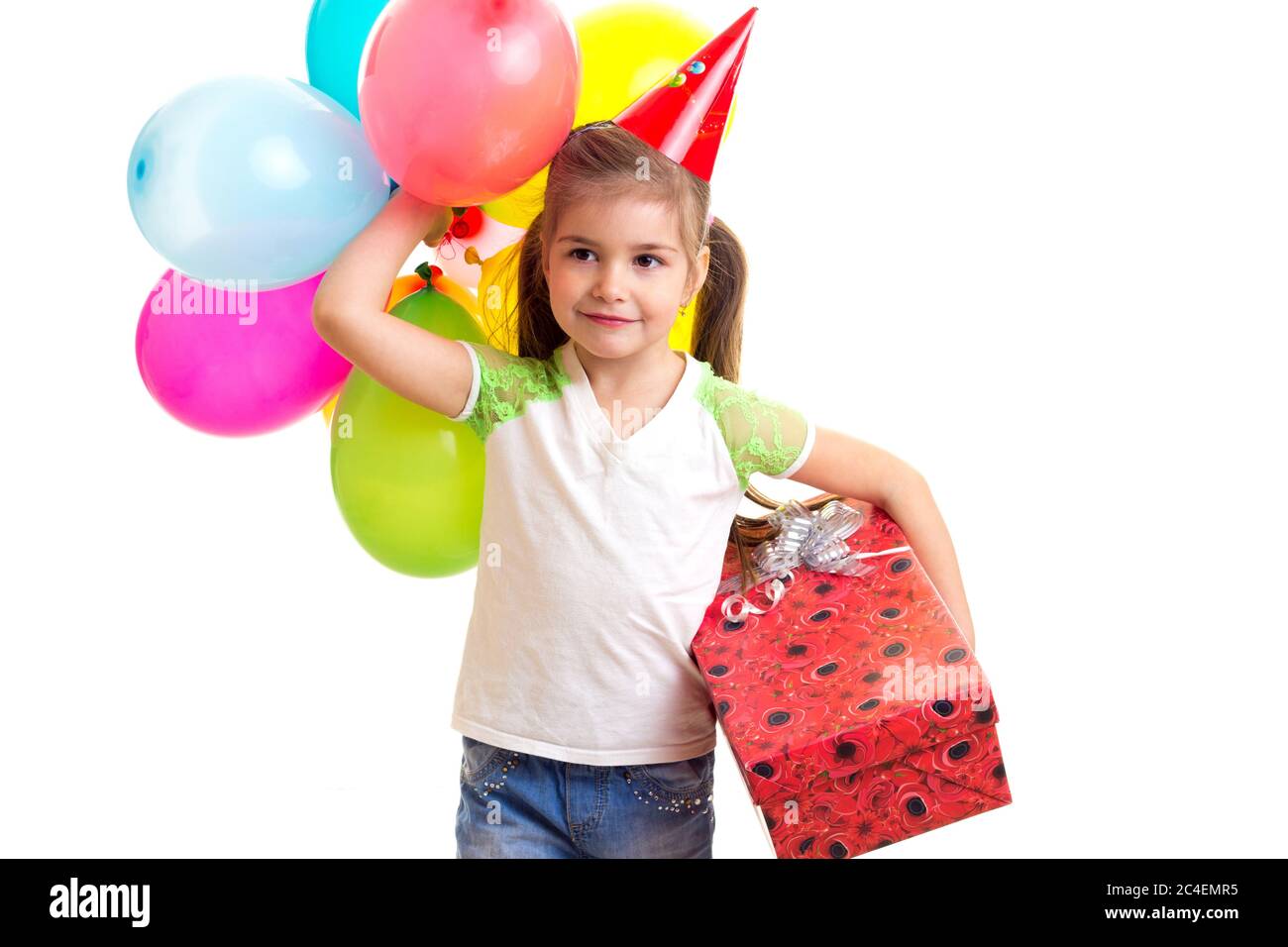 Kleines glückliches Mädchen feiert Geburtstag mit Ballonen und rote Box mit Geschenk Stockfoto