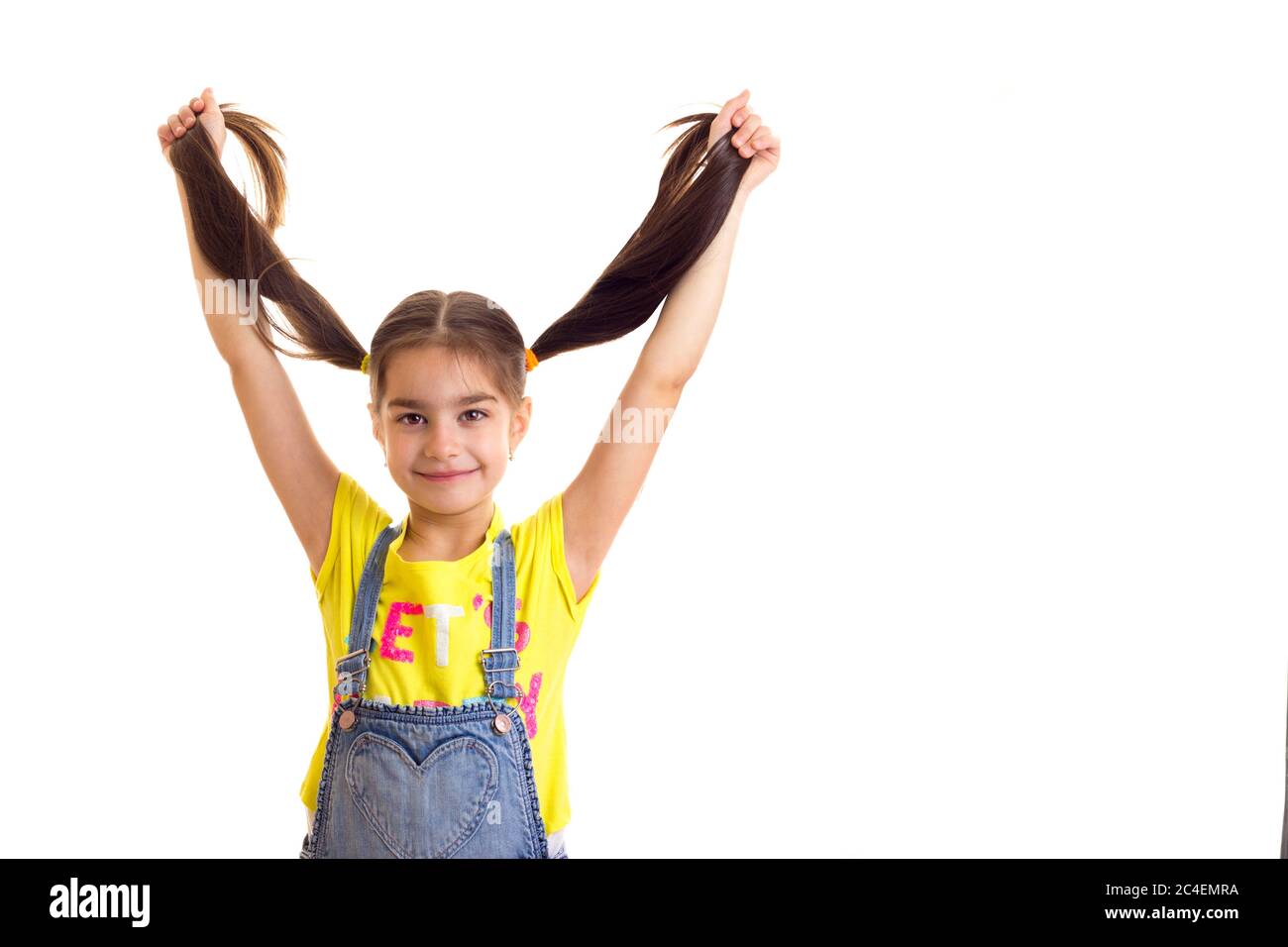 Glücklich lustige kleine Mädchen mit Haaren auf weißem Hintergrund Stockfoto