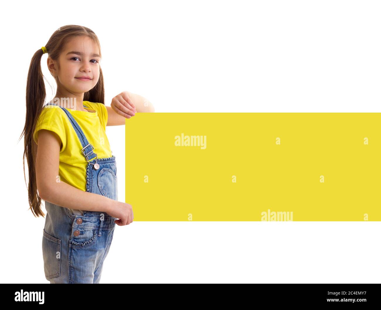 Kleines Mädchen hält leere gelbe Plakat für Text Stockfoto