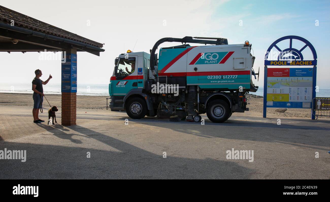 Poole, Großbritannien. Juni 2020. Daumen hoch. Poole, ein Hundewanderer bei Sandbanks, zeigt seine Wertschätzung für einen der Hunderte von Mitarbeitern, Auftragnehmern und Freiwilligen, die nach dem Ansturm von Hunderttausenden von Besuchern, die in den letzten Tagen auf der Küste von Poole und Bourneouth herabgestiegen sind, die Küste aufgeräumt haben. Kredit: Richard Crease/Alamy Live Nachrichten Stockfoto