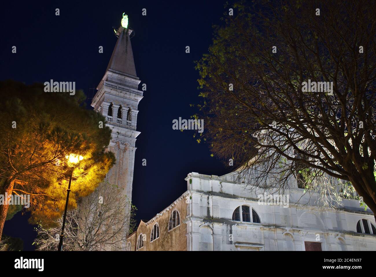 Die Kathedrale der Heiligen Euphemia in Rovinj in der Nacht in Kroatien Stockfoto
