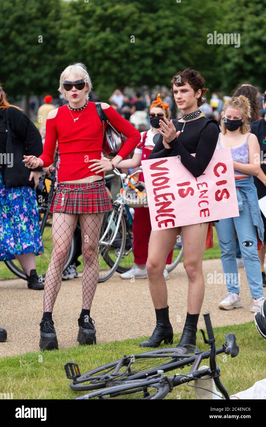 Mitglieder der LGBT-Gemeinschaft bei einer Demonstration von Black Lives Matter, Hyde Park, London, 20. Juni 2020 Stockfoto