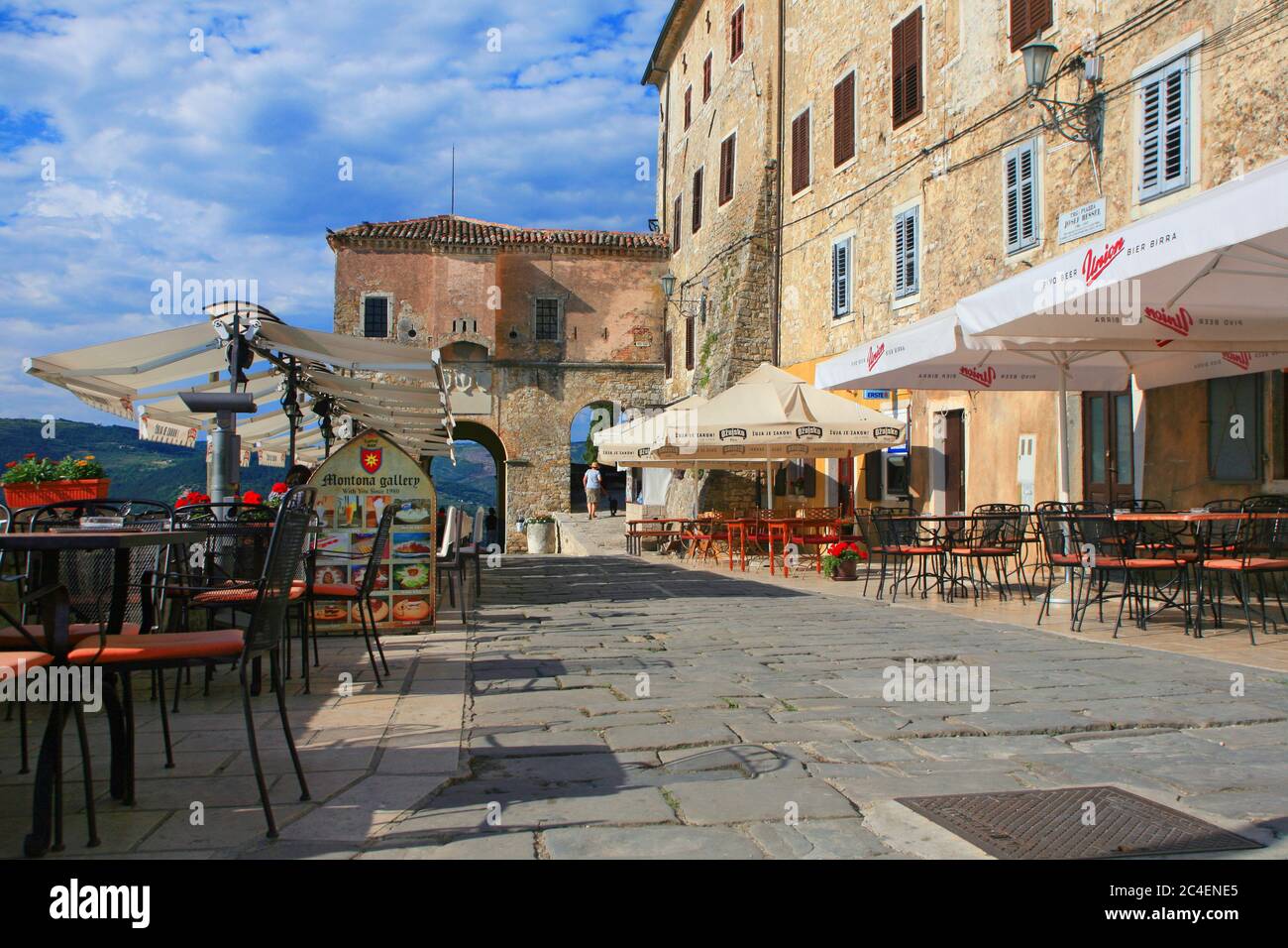 MOTOVUN, KROATIEN - 15. SEPTEMBER 2011: Die alte Stadtmauer mit dem Stadttor und Cafés in Motovun in Istrien Stockfoto