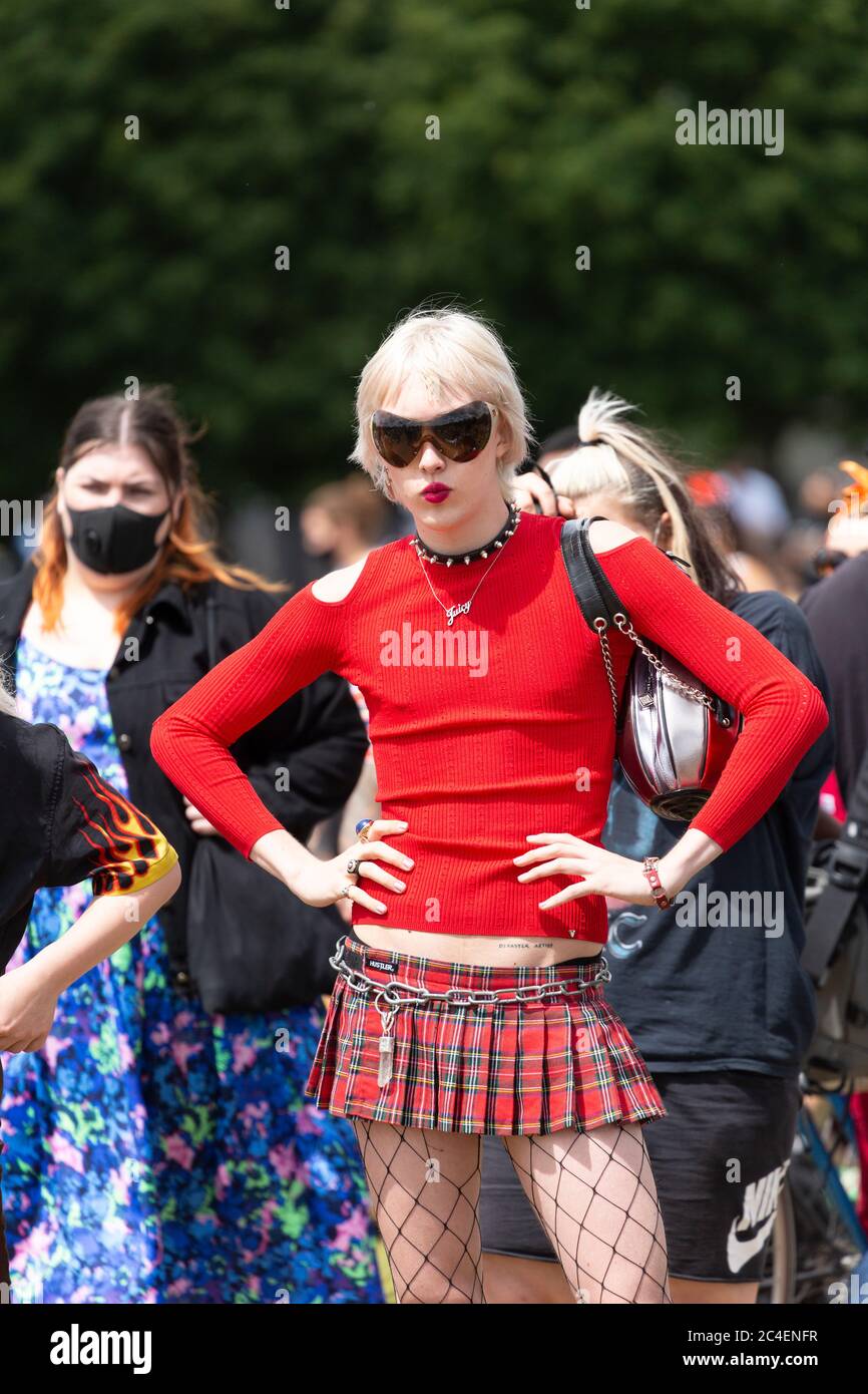 Mitglieder der LGBT-Gemeinschaft bei einer Demonstration von Black Lives Matter, Hyde Park, London, 20. Juni 2020 Stockfoto