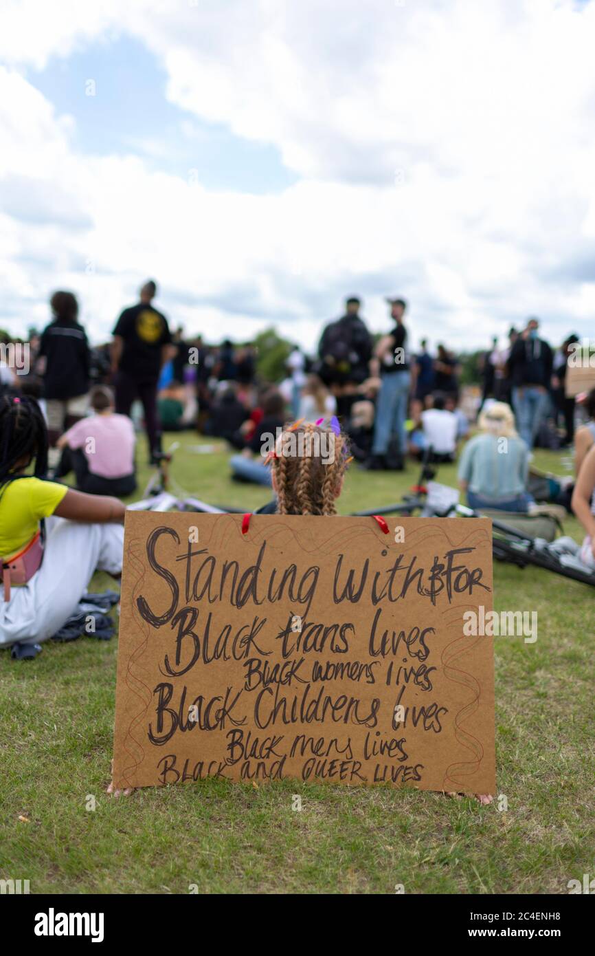 Demonstranten sitzen auf dem Rasen während einer Demonstration der Black Lives Matter, Hyde Park, London, 20. Juni 2020 Stockfoto