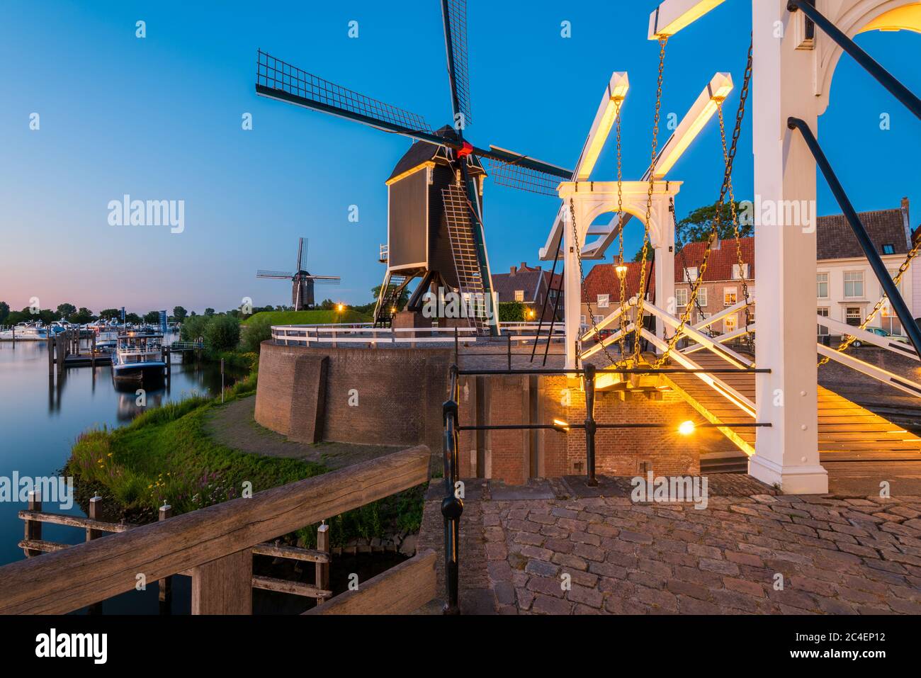Draw Bridge und Windmühlen in Heusden Niederlande bei Dusk Stockfoto