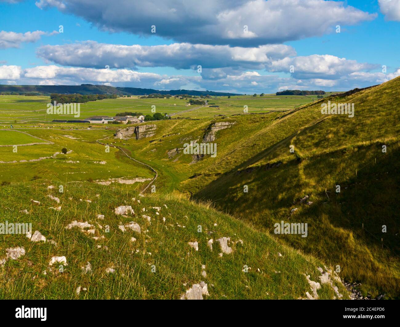 Cressbrook Dale oder Ravensdale eine trockene Karbonenschlucht in der Nähe von Bakewell im Peak District National Park Derbyshire England Stockfoto