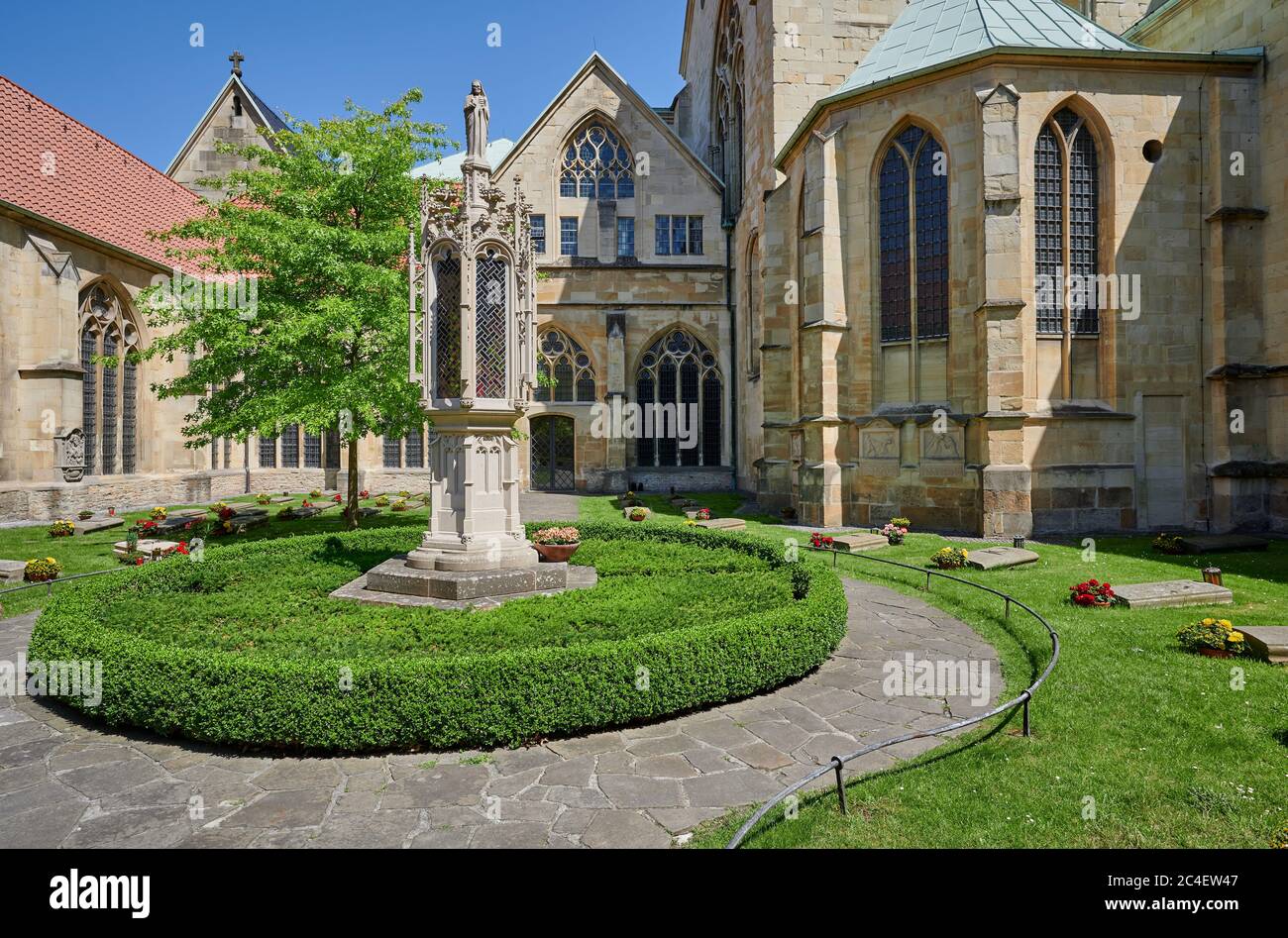 Innenhof mit Gräbern im Münster, St.-Paulus-Dom, Münster, Nordrhein-Westfalen, Deutschland Stockfoto