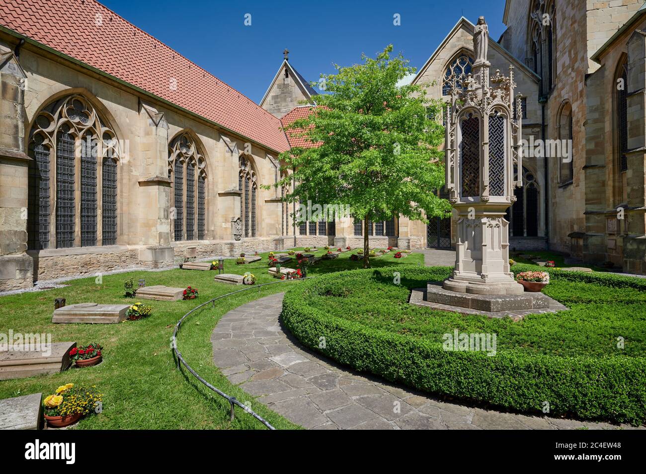 Innenhof mit Gräbern im Münster, St.-Paulus-Dom, Münster, Nordrhein-Westfalen, Deutschland Stockfoto