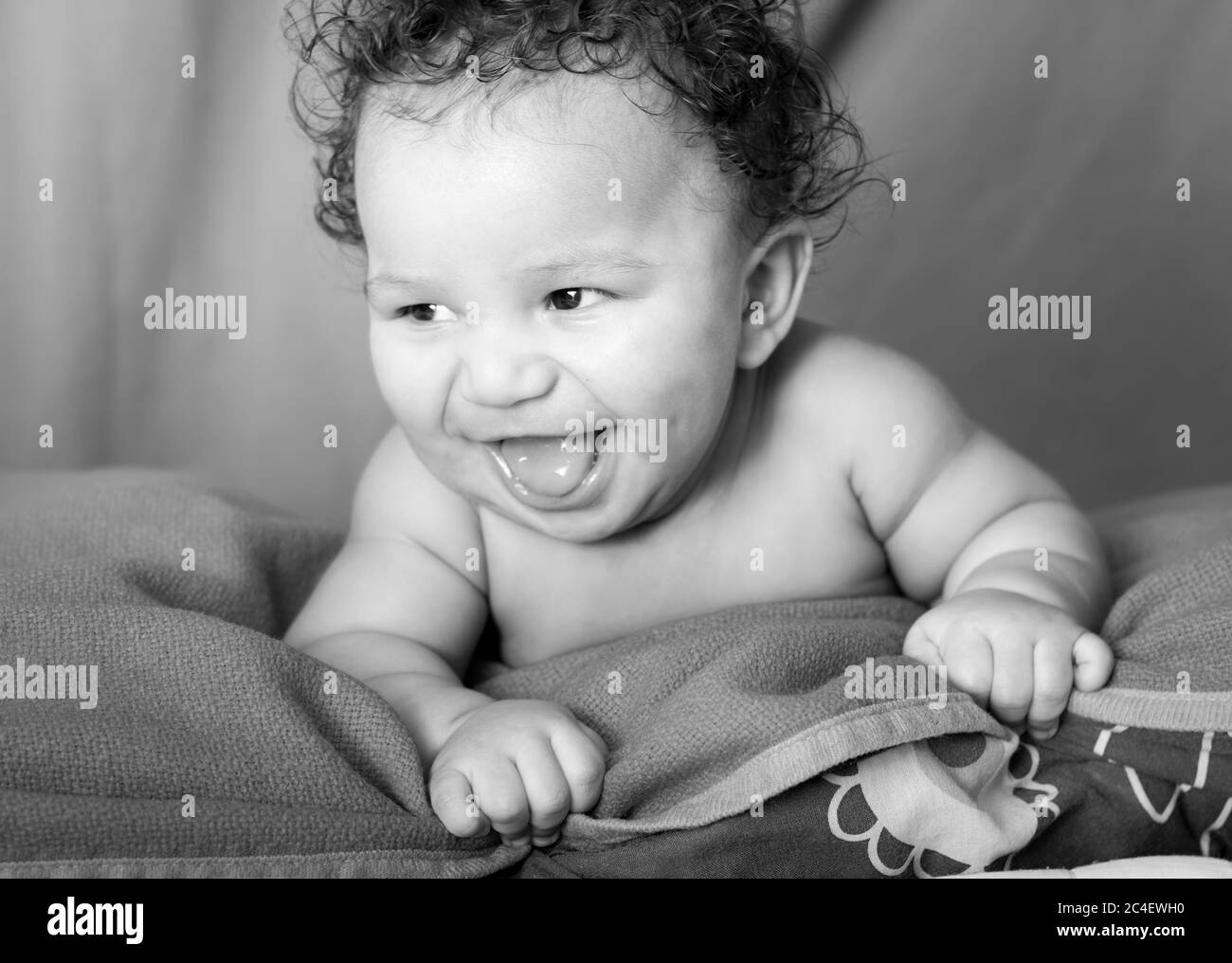 Schwarz-Weiß-Porträt eines lachenden Jungen. Stockfoto