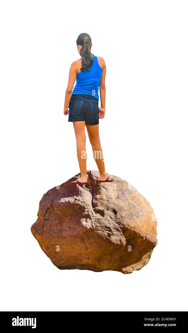 Rückansicht junge Frau mit Sommerkleidung über großen Felsen isoliert Foto stehen Stockfoto