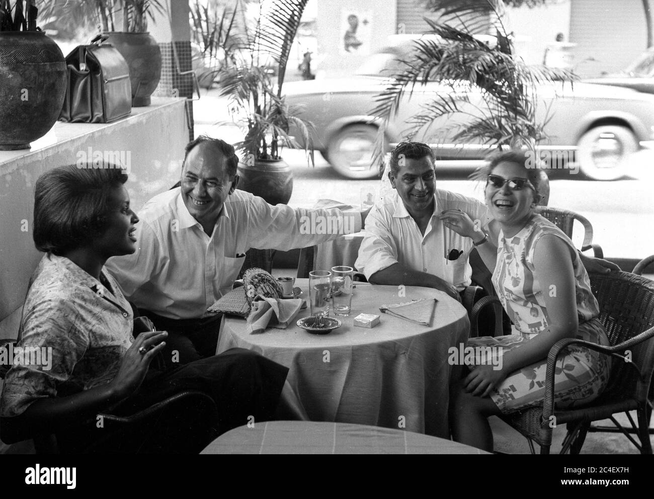 Glückliche Menschen genießen einen Drink in Café Bar Restaurant in der Elfenbeinküste 1963 Cote d'Ivoire 1960er Stockfoto