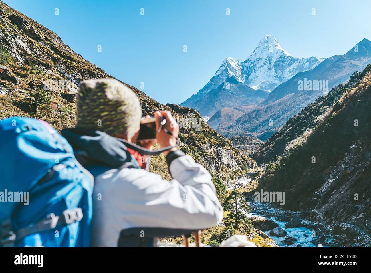 Junge Wanderer Backpacker Frau fotografieren Bergblick während der Höhenwanderung Akklimatisierung. Everest Base Camp Trekkingroute, Nepal Stockfoto