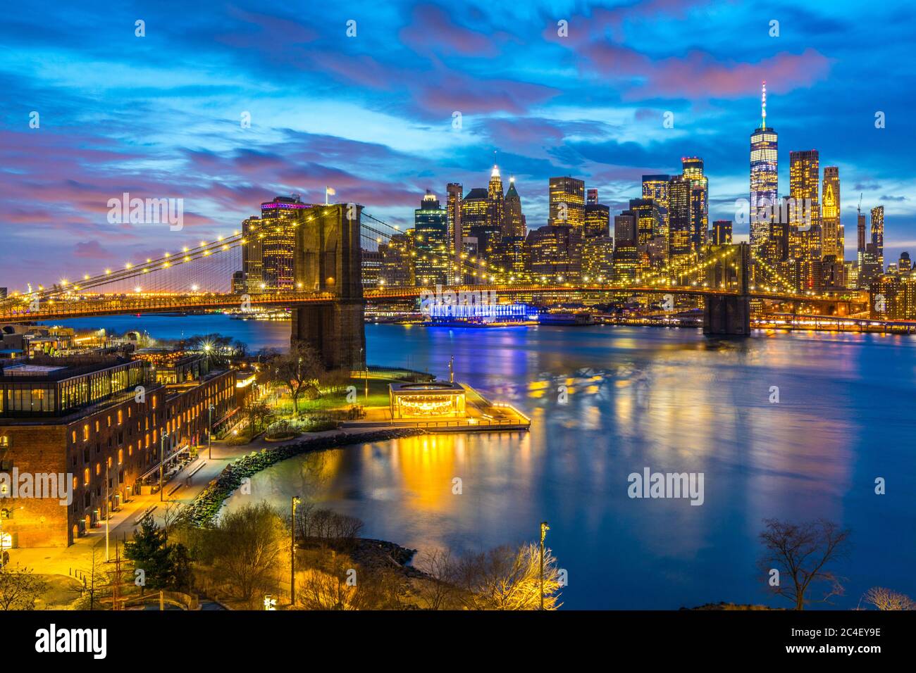 Blick auf die Brooklyn Bridge und die Skyline von Lower Manhattan bei Sonnenuntergang von der Manhattan Bridge. Stockfoto