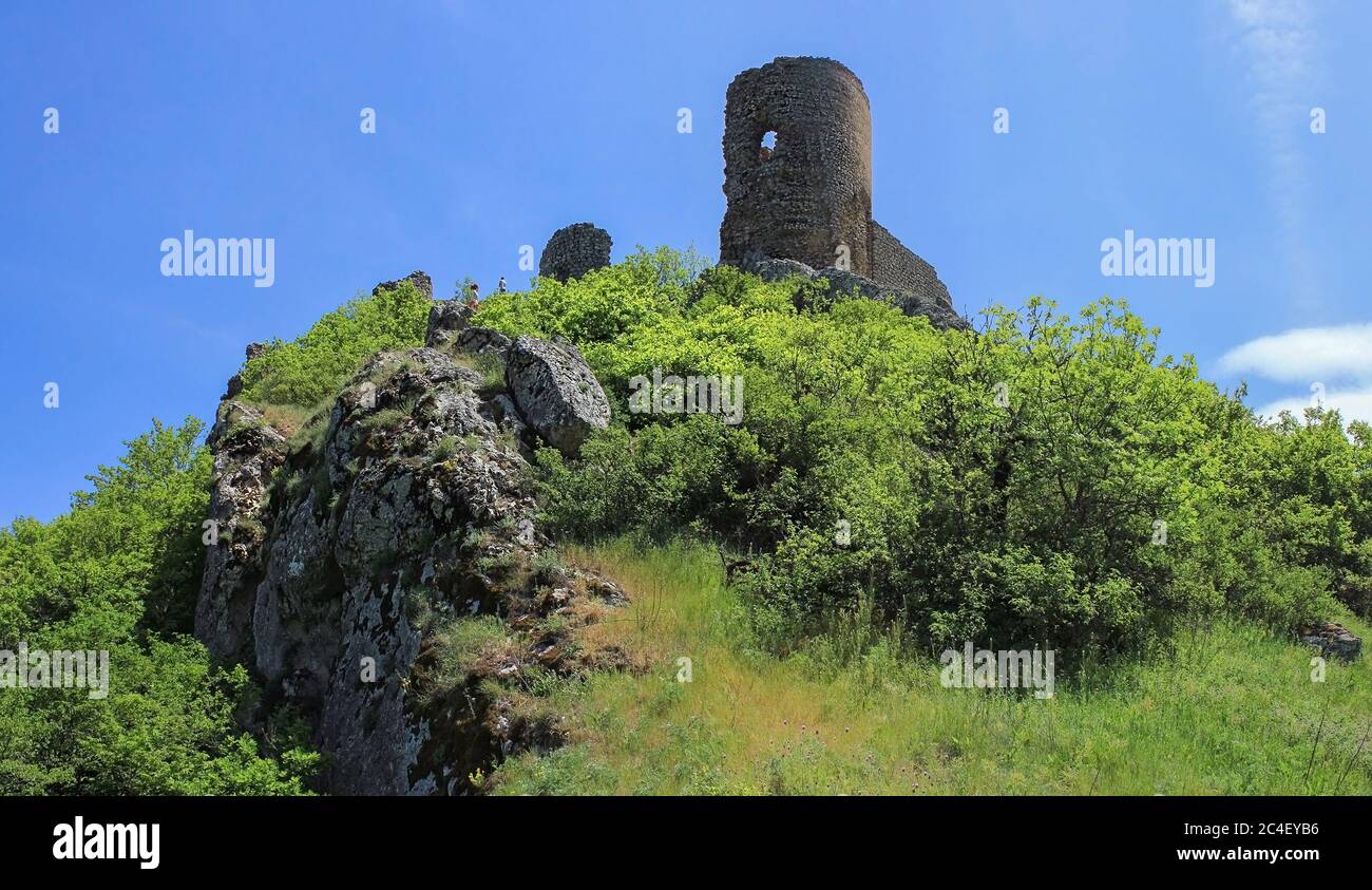 Aserbaidschan. Kletternde Touristen zum Turm. Festung Lampe Chirag Gala 5-6. Jahrhundert. Sabran Stockfoto