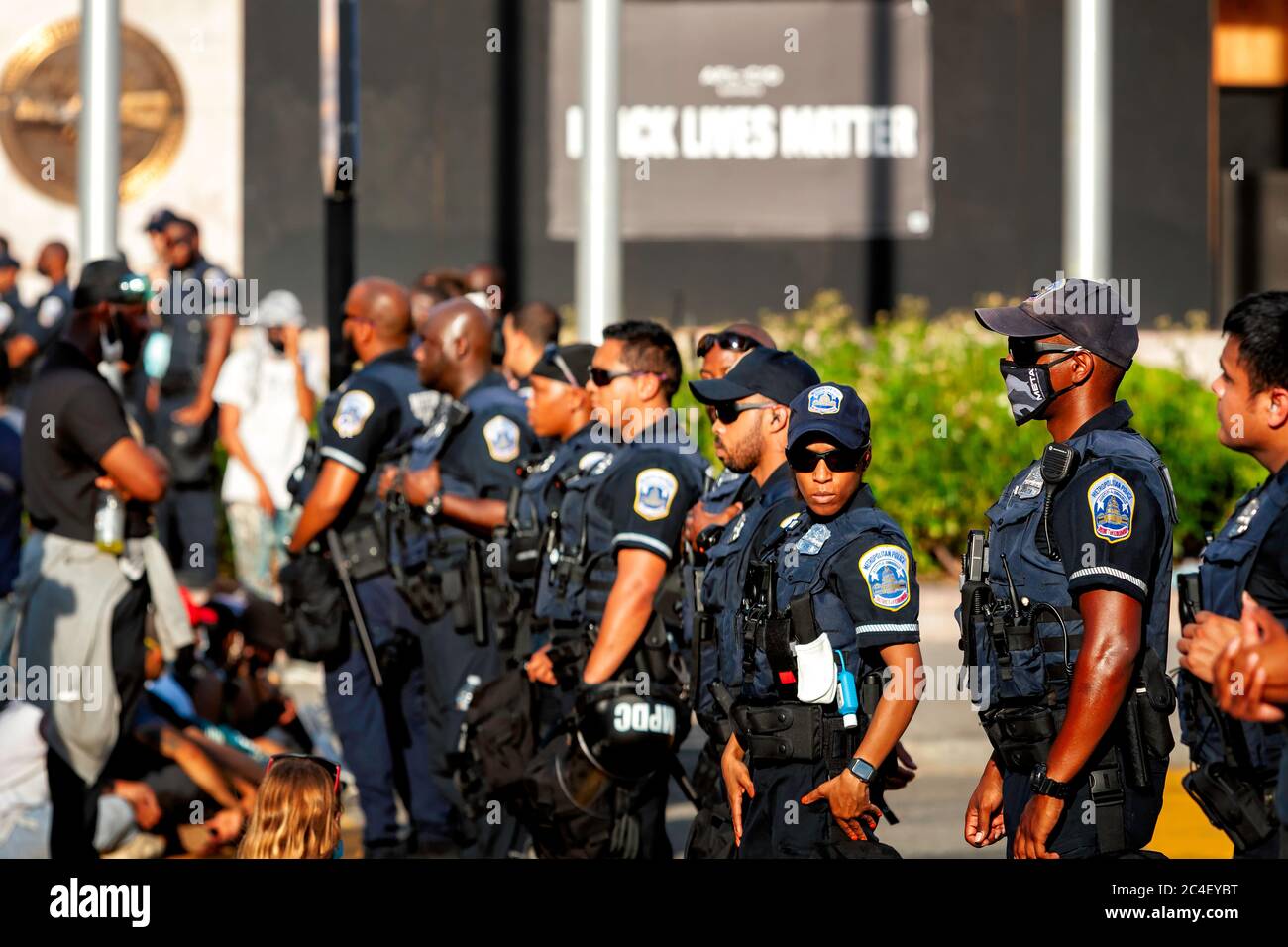 Metropolitan Police of Washington stellt sich gegen friedliche Demonstranten am Black Lives Matter Plaza, Washington, DC, USA Stockfoto