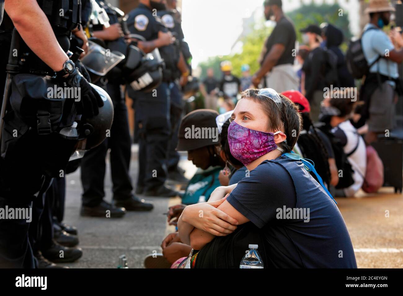 Metropolitan Police von DC stellen sich gegen sitzende friedliche Demonstranten, Black Lives Matter Plaza, Washington, DC, United State Stockfoto