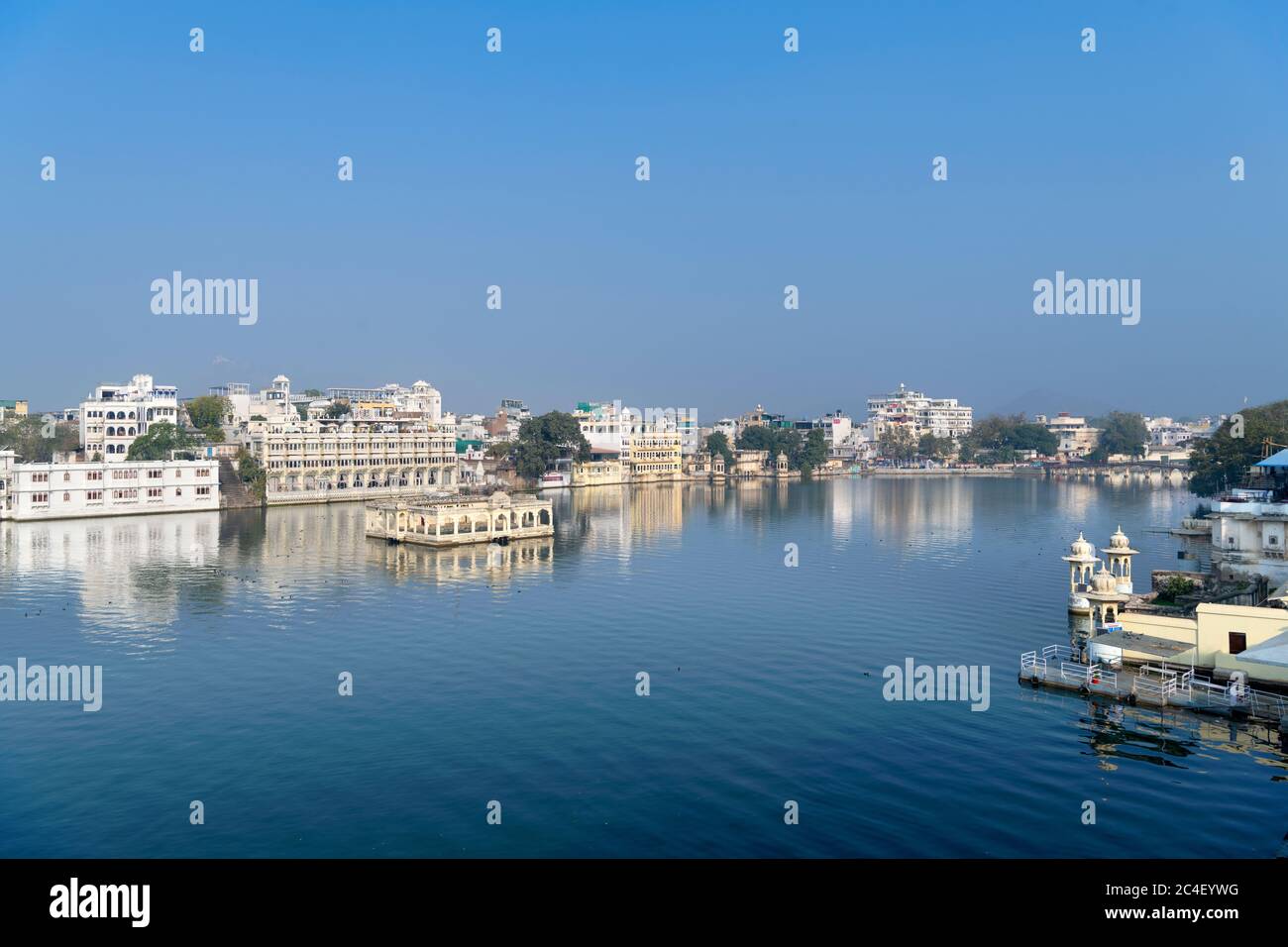 Blick über die Altstadt und Lake Pichola aus dem Jagat Niwas Palace Hotel in den frühen Morgenstunden, Udaipur, Rajasthan, Indien Stockfoto