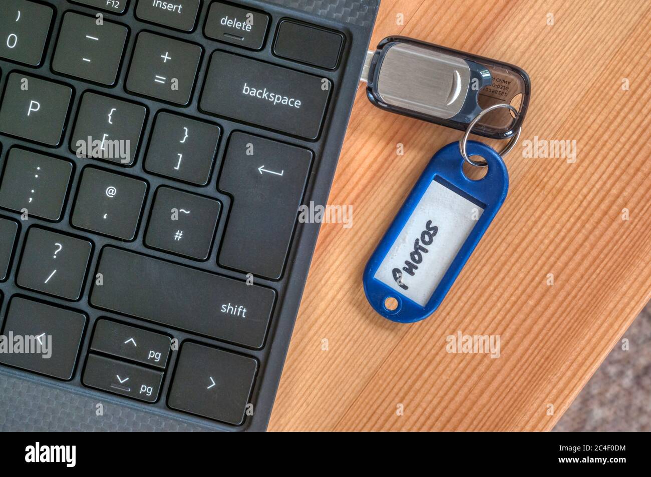 Fotos, die auf einem USB-Stick an der Seite eines Laptops gespeichert sind. Stockfoto