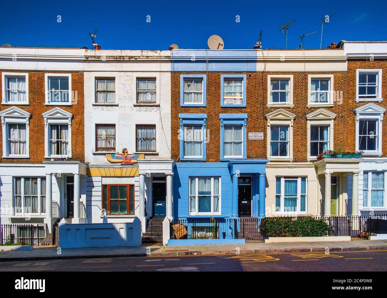 London, Großbritannien, August 2019, Blick auf einige Terrassenhäuser in der Westbourne Park Road, Notting Hill District Stockfoto