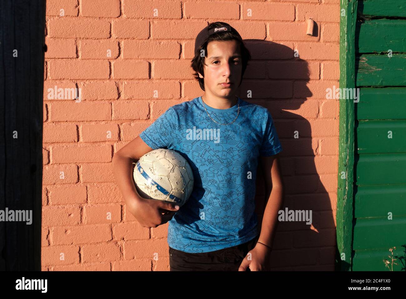 Teenager mit Fußball, Cheam Park, Cheam, Surrey Stockfoto