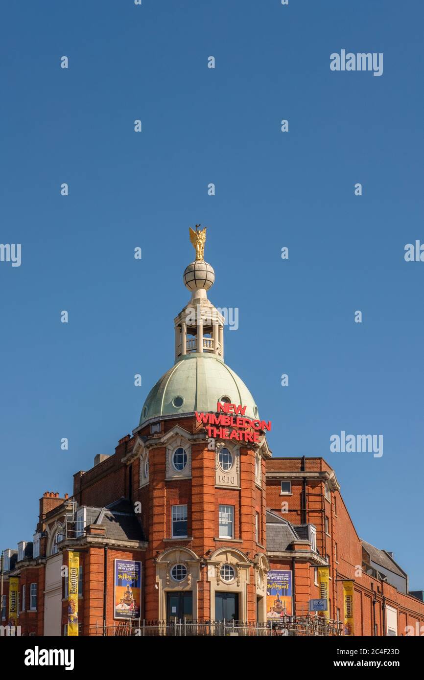 Das New Wimbledon Theatre liegt am Broadway, Wimbledon, London, im Londoner Stadtteil Merton. Es ist ein Grade II denkmalgeschütztes edwardianisches Theater b Stockfoto