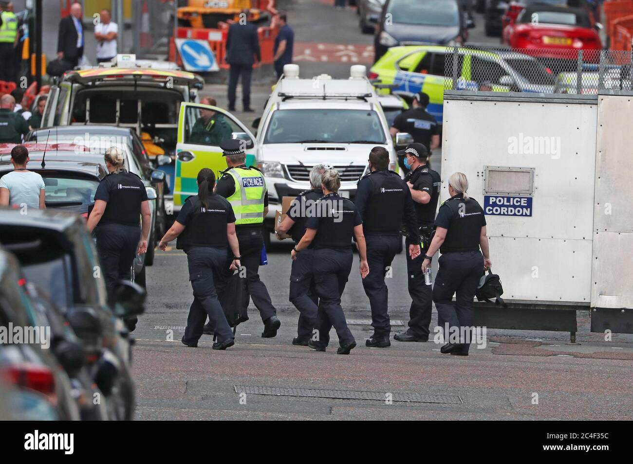 Polizeibeamte der Einwanderungsbehörde kommen an den Ort in der West George Street, Glasgow, wo ein Mann von einem bewaffneten Offizier erschossen wurde, nachdem ein anderer Offizier während eines Angriffs verletzt wurde. Stockfoto