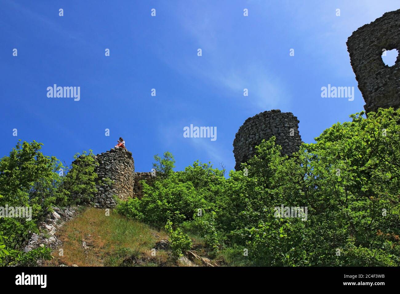 Aserbaidschan. Der Tourist sitzt am Rande des Turms. Festung Lampe Chirag Gala 5-6. Jahrhundert. Sabran. Stockfoto