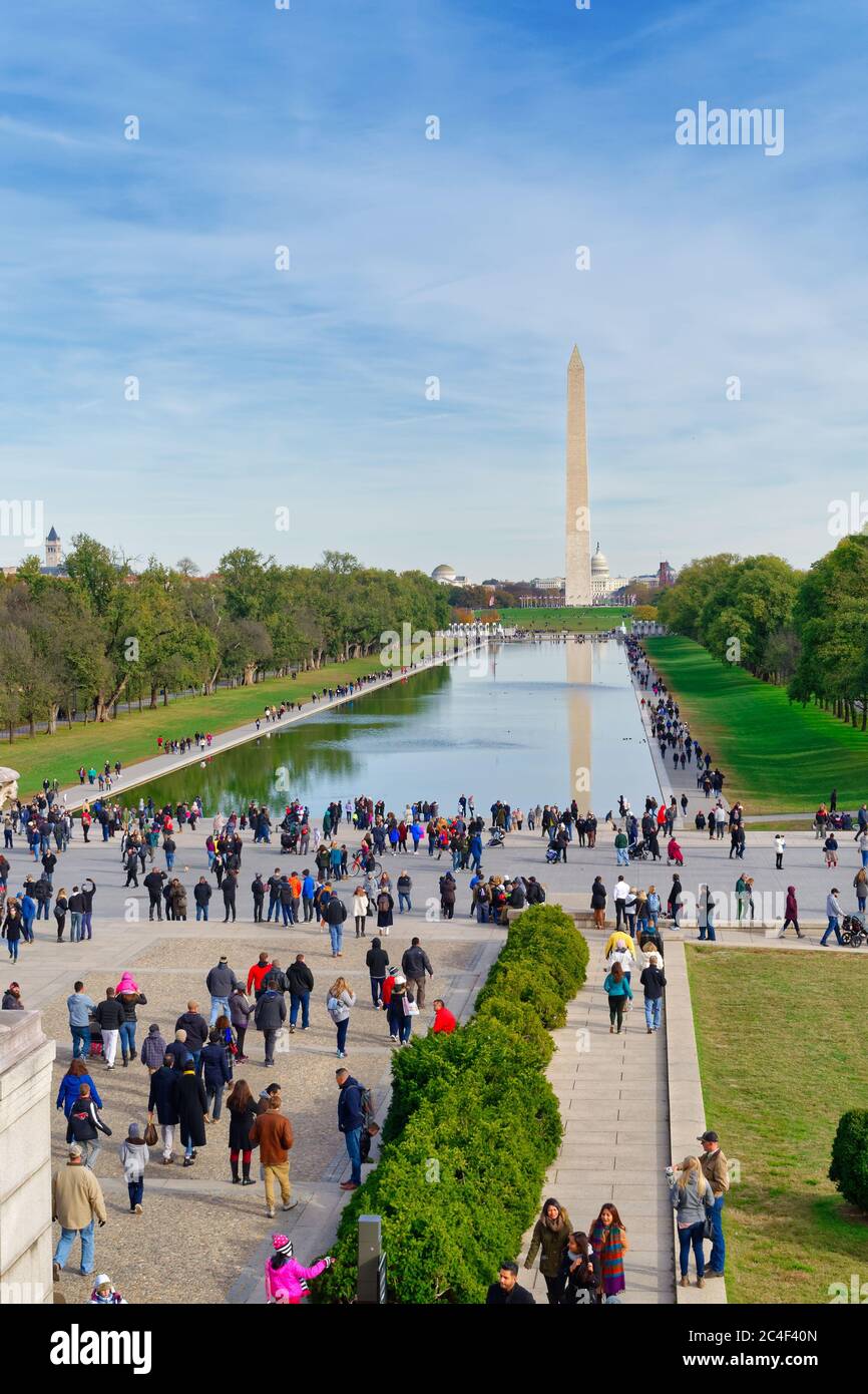 Große Anzahl von Touristen zwischen dem Lincoln Memorial und dem Washington Monument, gelegen auf der National Mall, Washington, DC, USA Stockfoto