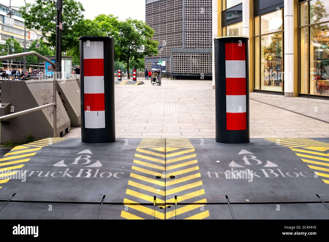 LKW-Blöcke zum Schutz von Fußgängern in öffentlichen Zonen vor Angriffen Stockfoto