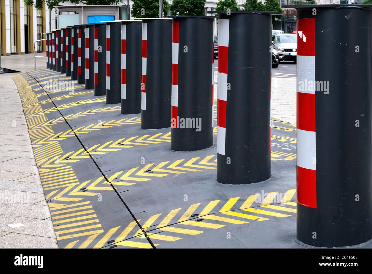 Die Truckbloc am Breitscheidplatz sollen die Menschen vor möglichen Angriffen schützen. Stockfoto