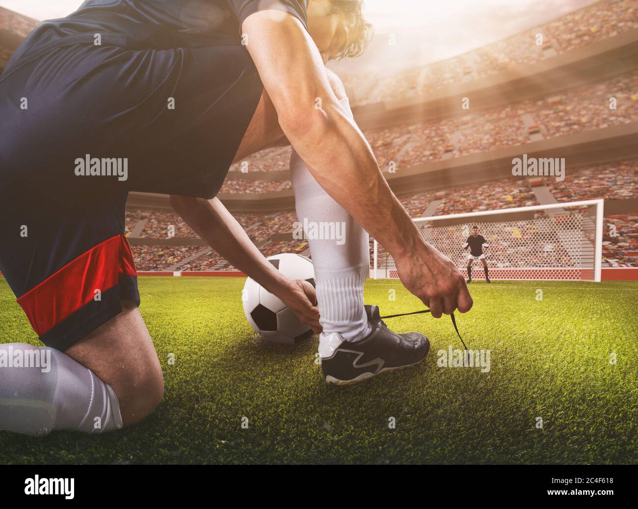 Nahaufnahme eines Fußballszene-Spiels mit Spieler, der sich auf den Elfmeterstoß vorbereitet Stockfoto