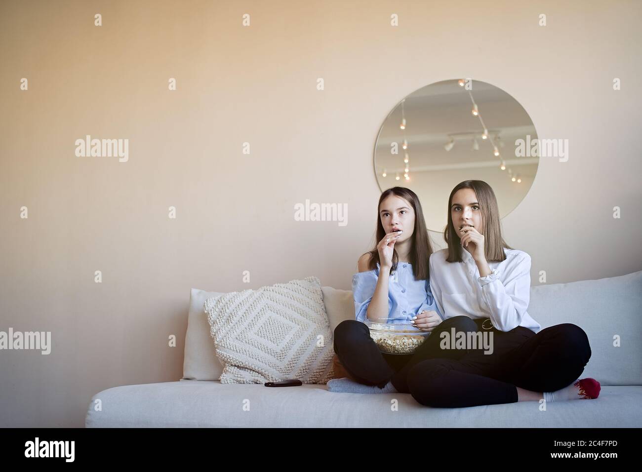 Teenager Mädchen essen Popcorn und sehen Film zu Hause Stockfoto