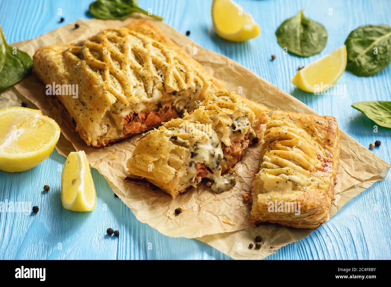 Hausgemachter gebackener Lachs mit Spinat in Blätterteig. Stockfoto