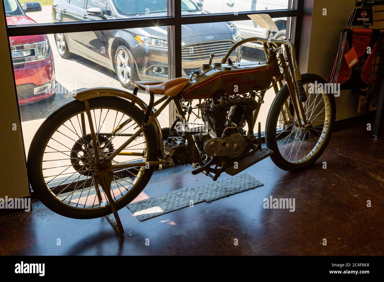 Ein antikes Harley Davidson Board Track Rennrad sitzt im Showroom von Brandts I-69 Harley Davidson Motorradhändler in Marion, Indiana, USA. Stockfoto