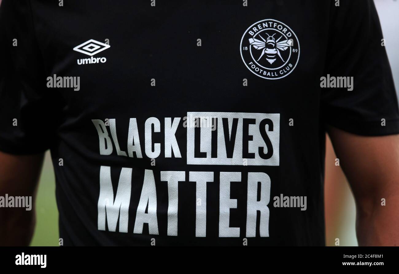 Ein Blick auf ein Brentford-Warm-Up-Shirt mit der Aufschrift „Black Lives Matter“ während des Sky Bet Championship-Spiels im Griffin Park, London. Stockfoto