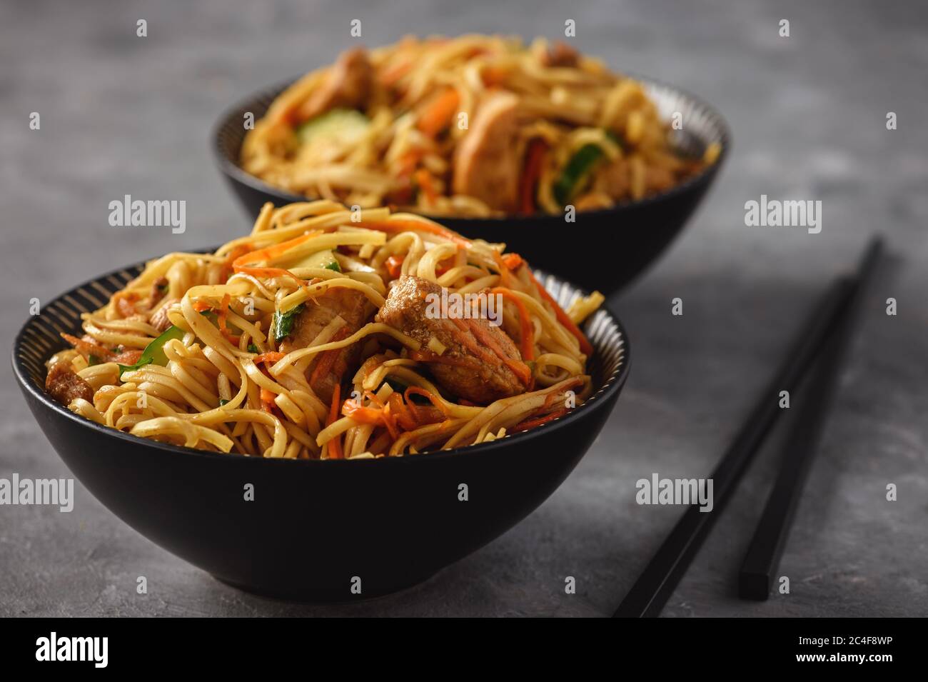 Scharfe asiatische Nudeln mit Huhn und Gemüse. Stockfoto