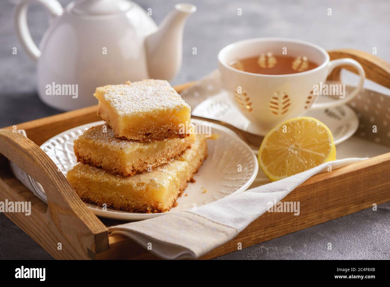 Hausgemachte Zitronenriegel und eine Tasse Tee. Stockfoto