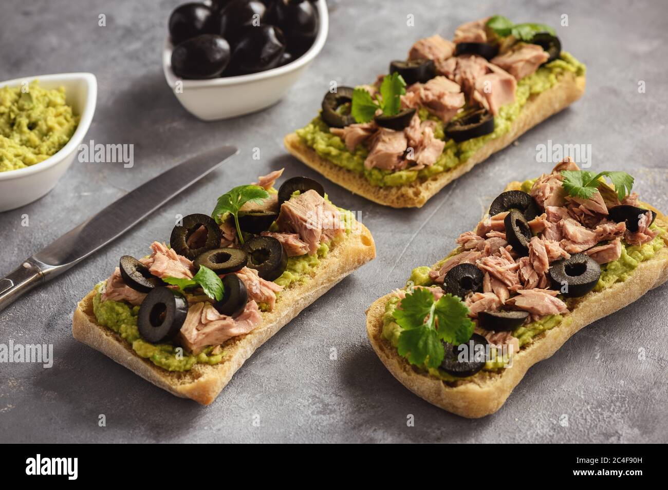 Bruschetta mit Thunfisch, Oliven und Avocade Aufstrich. Stockfoto