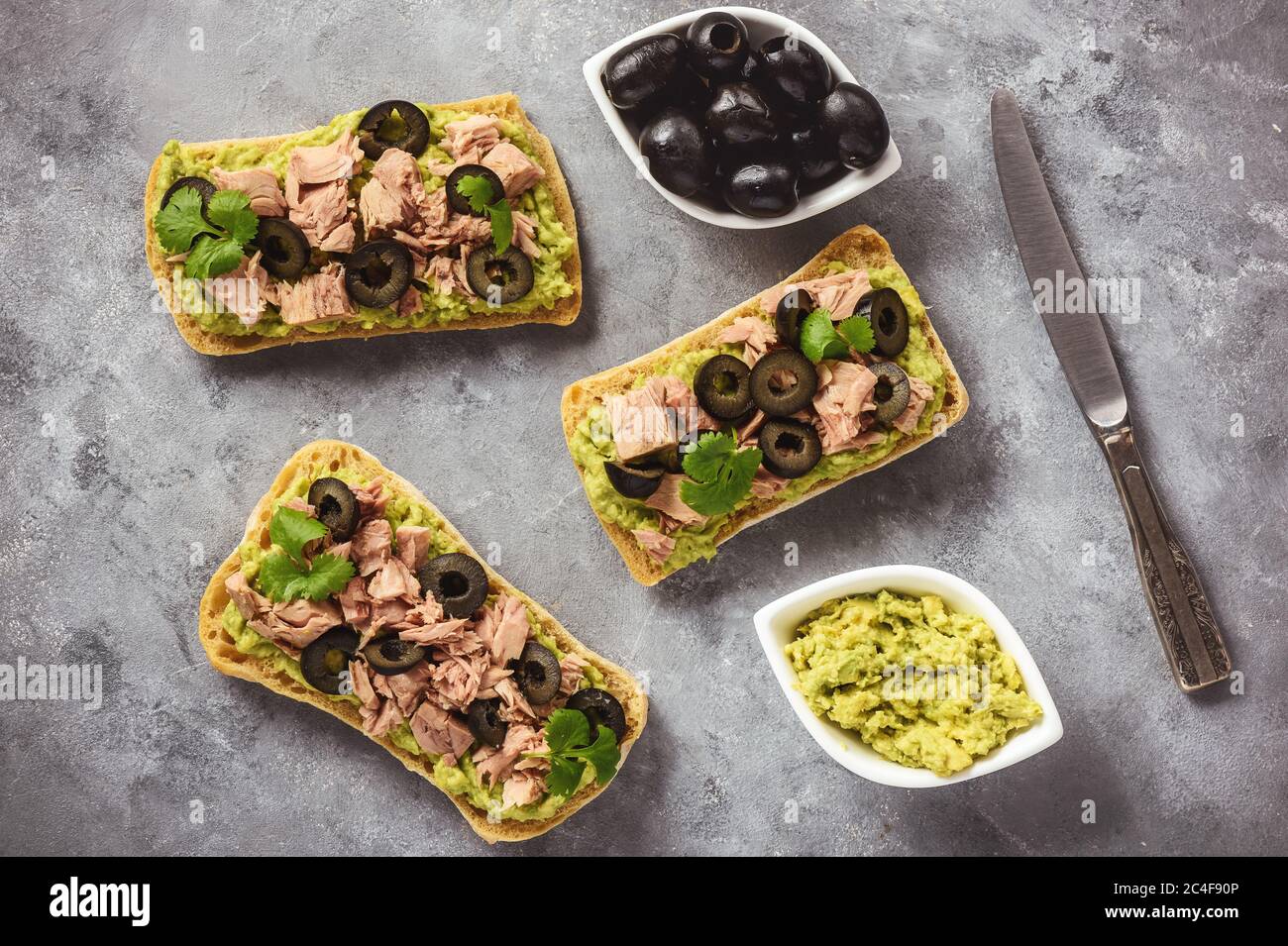 Bruschetta mit Thunfisch, Oliven und Avocade Aufstrich. Stockfoto