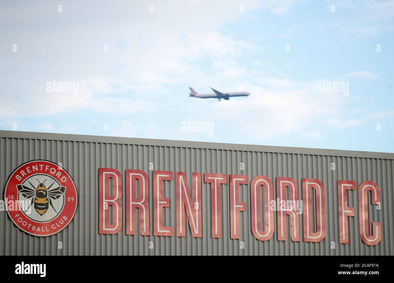 Ein Flugzeug fährt während des Sky Bet Championship-Spiels im Griffin Park, London, nahe am Boden vorbei. Stockfoto