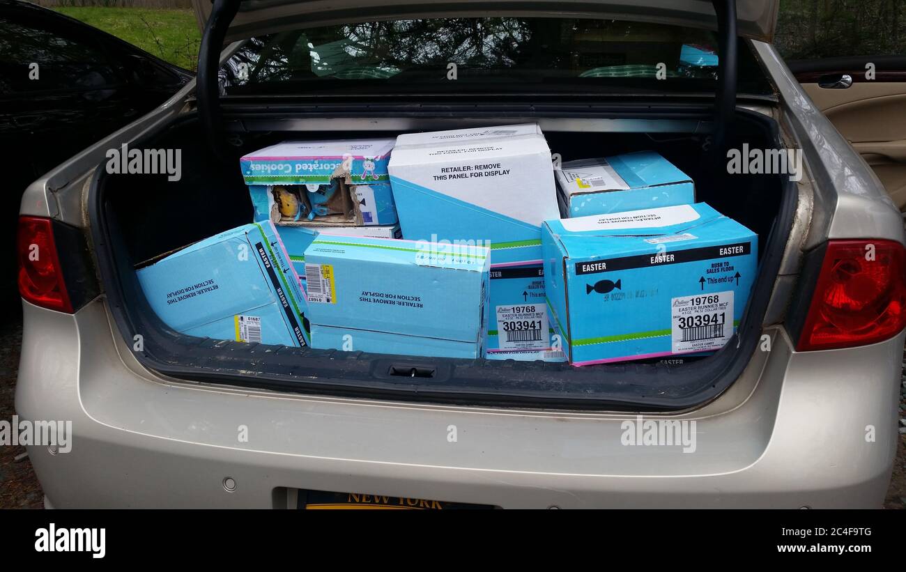 MIDDLETOWN, NY, USA - Apr 18, 2020: Ein Kofferraum gefüllt mit Kartons von neuen Osterbonbons von einem Müllcontainer Tauchschleppen sparen perfekt gutes Essen Stockfoto